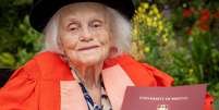 Rosemary Fowler com seu título de doutorado honorário da Universidade de Bristol  Foto: PA Media / BBC News Brasil