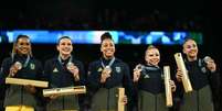 Rebeca, Jade, Lorrane, Flavinha e Julia Soares no pódio com suas medalhas de bronze  Foto:   Lionel Bonaventure/AFP via Getty Images / Jogada10