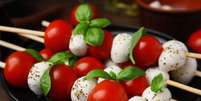 Espetinho caprese  Foto: New Africa | Shutterstock / Portal EdiCase