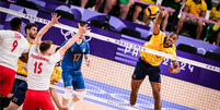 Lucarelli ataca bola em jogo do Brasil contra a Polônia no vôlei masculino  Foto: Olimpíada Todo Dia