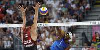 Evandro e Arthur não reconhecem canadenses e seguem 100% no vôlei de praia   Foto: REUTERS/Louisa Gouliamaki