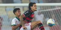 O zagueiro Vitor Reis, do Palmeiras, tenta evitar a investida de Pedro. Mas não teve jeito: goleador fez um gol e ajudou o Flamengo a vencer no Maracanã Foto: Cesar Greco/Palmeiras / Jogada10