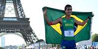 Caio Bonfim celebra medalha de prata nas Olimpíadas  Foto: Paul ELLIS / AFP / Lance!