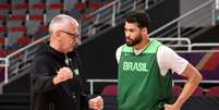 Petrovic conversa com jogador da sele&ccedil;&atilde;o brasileira de basquete  Foto: Divulga&ccedil;&atilde;o/CBB / Estad&atilde;o