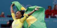 Rebeca Andrade com a bandeira do Brasil após conquista da medalha de prata  Foto: Reuters