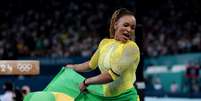 Rebeca Andrade com a bandeira do Brasil após conquista da medalha de prata  Foto: Reuters