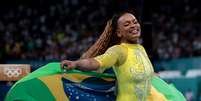 Rebeca Andrade com a bandeira do Brasil após conquista da medalha de prata  Foto: Reuters