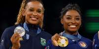 Rebeca Andrade e Simone Biles no pódio da final individual  Foto: Reprodução/Reuters