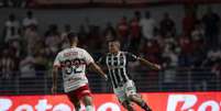 Jogadores de CRB e Atlético-MG em disputa de bola no estádio Rei Pelé –  Foto: Pedro Souza / Atlético / Jogada10