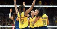 Jogadoras do Brasil celebram ponto contra o Japão nas Olimpíadas  Foto: Natalia KOLESNIKOVA / AFP / Lance!