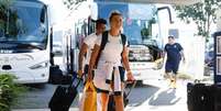 Tamires chegando no hotel em Nantes - Foto: Rafael Ribeiro / CBF / Jogada10