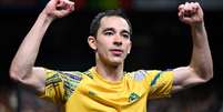 Hugo Calderano celebra vitória nas quartas de final em Paris  Foto: JUNG Yeon-je / AFP / Lance!