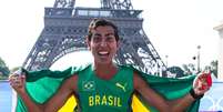 Caio Bonfim conquista a prata com a Torre Eiffel ao fundo  Foto: Divulgação/Wagner Carmo/CBAt