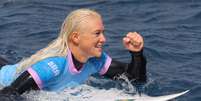 A surfista brasileira Tatiana Weston-Webb despachou a atual líder do ranking mundial  Foto: REUTERS/Carlos Barria