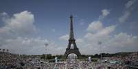 Partida de vôlei de praia aos pés da torre Eiffel durante os Jogos Olímpicos de Paris  Foto: Louisa Gouliamaki