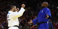 Teddy Riner, da França, e Guram Tushishvili, da Geórgia, após disputa no judô na Olimpíada de Paris  Foto: REUTERS/Kim Kyung-Hoon