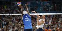 Evandro e Arthur estão invictos nos Jogos Olímpicos de Paris  Foto: REUTERS/Louisa Gouliamaki