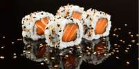 Uramaki de salmão (sushi invertido) (  Foto: Marcelo_Krelling | Shutterstock / Portal EdiCase