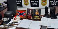 Polícia encontrou artigos nazistas, como símbolos e liros sobre o ditador Adolf Hitler  Foto: Divulgação/Polícia Civil