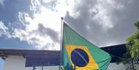 Embaixada da Argentina na Venezuela com bandeira do Brasil hasteada.  Foto: Reprodução