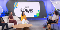 No 'Paris É Delas' desta sexta-feira a apresentadora Renata Veneri contou com a presença de Daniela Alvarez (à esquerda do sofá), Adriana Silva (ao centro) e de Bárbara Murayama (à direita)  Foto: Terra