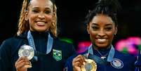 Rebeca Andrade e Simone Biles subiram ao pódio no individual geral  Foto: Loic VENANCE/AFP / Lance!