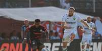 Vitória teve mais eficiência e garantiu o triunfo com gol de cabeça do zagueiro Wagner Leonardo –  Foto: AssCom Dourado / Jogada10