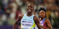 Julien Alfred após conquistar a medalha de ouro nos 100 metros rasos feminino na Olimpíada  Foto: REUTERS/Aleksandra Szmigiel