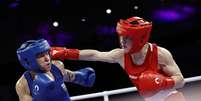 Beatriz Ferreira em ação contra a irlandesa Kellie Harrington  Foto: REUTERS/Peter Cziborra