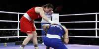 Kellie Harrington ao lado de Bia Ferreira, após derrotar a brasileira  Foto: REUTERS/Peter Cziborra