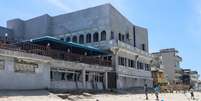 Pessoas observam local de atentado suicida em Mogadishu, Somália  Foto: EPA / BBC News Brasil