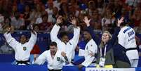 Equipe mista de judô do Brasil comemora medalha de bronze na Olimpíada de Paris  Foto: REUTERS/Kim Kyung-Hoon