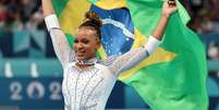 Rebeca Andrade comemora após ganhar medalha de prata em Paris  Foto: REUTERS/Mike Blake