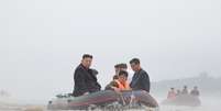 O líder norte-coreano Kim Jong Un e o premiê Kim Tok H un visitam uma área afetada por enchentes perto da fronteira com a China, na província de Pyongan do Norte, Coreia do Norte  Foto: KCNA/Reuters