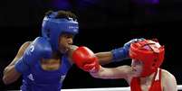 Jucielen Cerqueira Romeu, do Brasil, em ação contra a turca Esra Yildiz Kahraman em busca de vaga na semifinal  Foto: REUTERS/Peter Cziborra