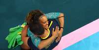 Rebeca Andrade celebra ouro no solo  Foto:  REUTERS/Athit Perawongmetha