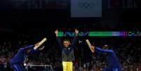 A medalhista de ouro Rebeca Andrade no pódio sendo reverenciada   Foto: REUTERS/Hannah Mckay