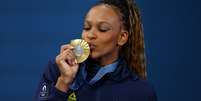 Rebeca Andrade com medalha de ouro conquistada no solo da ginástica  Foto: REUTERS/Hannah Mckay