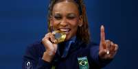 Rebeca Andrade, a maior medalhista do Brasil, é atendida pela psicóloga Aline Wolff  Foto: REUTERS/Hannah Mckay