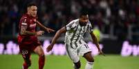 Alex Sandro é multicampeão. Além de lateral, ele também pode atuar de zagueiro - Foto: Marco Bertorello/AFP via Getty Images / Jogada10