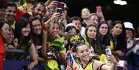 Gabriela Braga Guimaraes tira foto com torcida após classificação do Brasil no vôlei feminino  Foto: REUTERS/Annegret Hilse