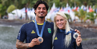 Gabriel Medina e Tati Weston-Webb com as medalhas conquistadas em Paris  Foto: Divulgação / COB / Lance!