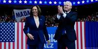 Tim Walz estreia ao lado de Kamala Harris no primeiro evento de campanha juntos; vice passou a chamar atenção na imprensa americana com comentários jocosos sobre republicanos  Foto: DW / Deutsche Welle