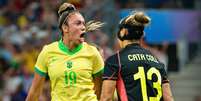 Priscila comemora o primeiro gol da seleção brasileira diante da Espanha  Foto: Eurasia Sport Images/Getty Images