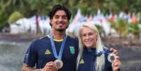 Gabriel Medina e Tatiana mostram as medalhas conquistadas nos Jogos Olímpicos  Foto: William LucasqCOB