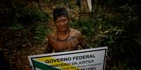 Cacique Juarez Saw, da aldeia Sawré Muybu, com placa para demarcação de território em Itaiatuba, no Pará  Foto: REUTERS/Adriano Machado