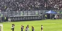 Torcedor sofre lesão em ação realizada no intervalo do jogo em São Januário –  Foto: Reprodução / @GuiggaTomaz / Jogada10