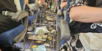 Feridos e refeições espalhadas: forte turbulência em voo deixa 'caos' dentro de avião  Foto: Reprodução/ nickngei2/ X