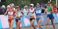 Revezamento misto da marcha atlética em Paris  Foto: Isabel Infantes / Reuters