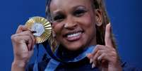 Rebeca Andrade mostra medalha de ouro conquistada no solo durante a Olimpíada Paris 2024
05/08/2024 REUTERS/Amanda Perobelli  Foto: Reuters